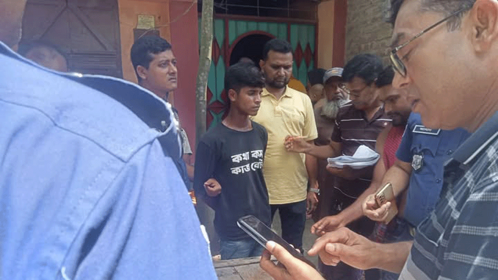 বাজারের ব্যাগে মিলল বিদেশি পিস্তল-গুলি, যুবক গ্রেপ্তার