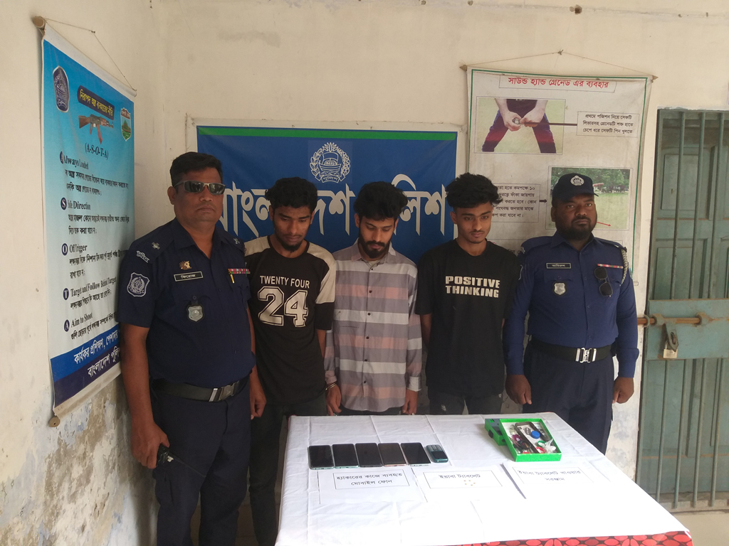 ফেসবুকে নারীকণ্ঠে প্রবাসীর সঙ্গে প্রতারণা, গ্রেপ্তার ৩