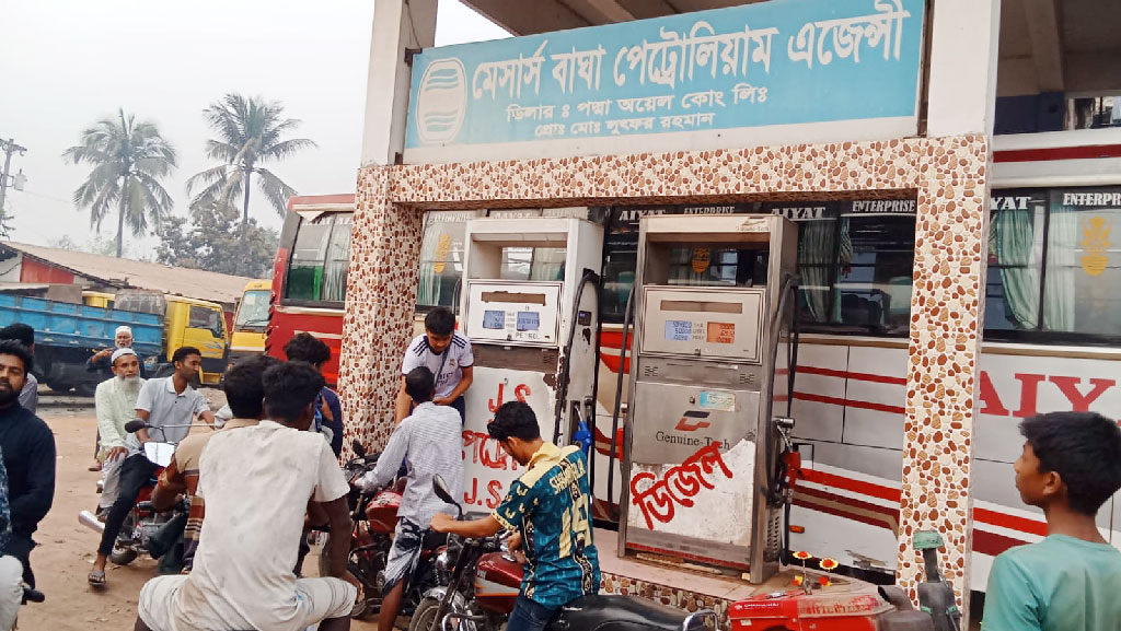 বাঘায় সুযোগ বুঝে বেশি দামে বিক্রি হচ্ছে জ্বালানি তেল