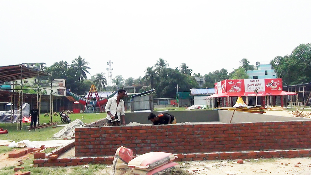 খেলার মাঠে অনুমোদনহীন মেলা, প্রতিবাদ