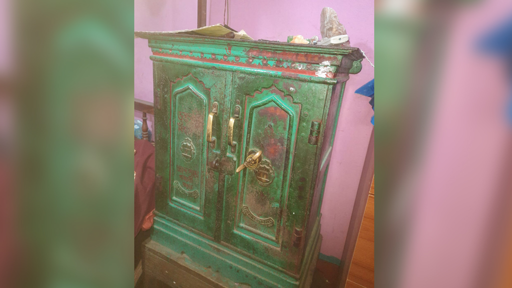 বগুড়ায় স্বামী-স্ত্রীকে মারধর করে টাকা-গয়না লুট, পরে ককটেল ফাটিয়ে পালাল ডাকাত