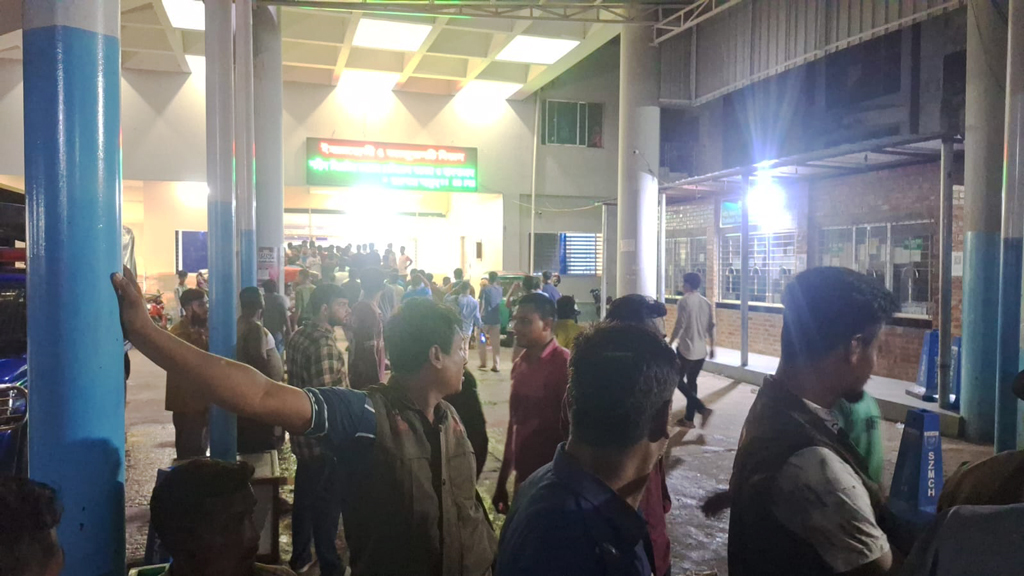 বগুড়ায় রোগীর মৃত্যু ঘিরে স্বজন-চিকিৎসক সংঘর্ষ, অনির্দিষ্টকালের কর্মবিরতিতে ইন্টার্ন চিকিৎসকেরা
