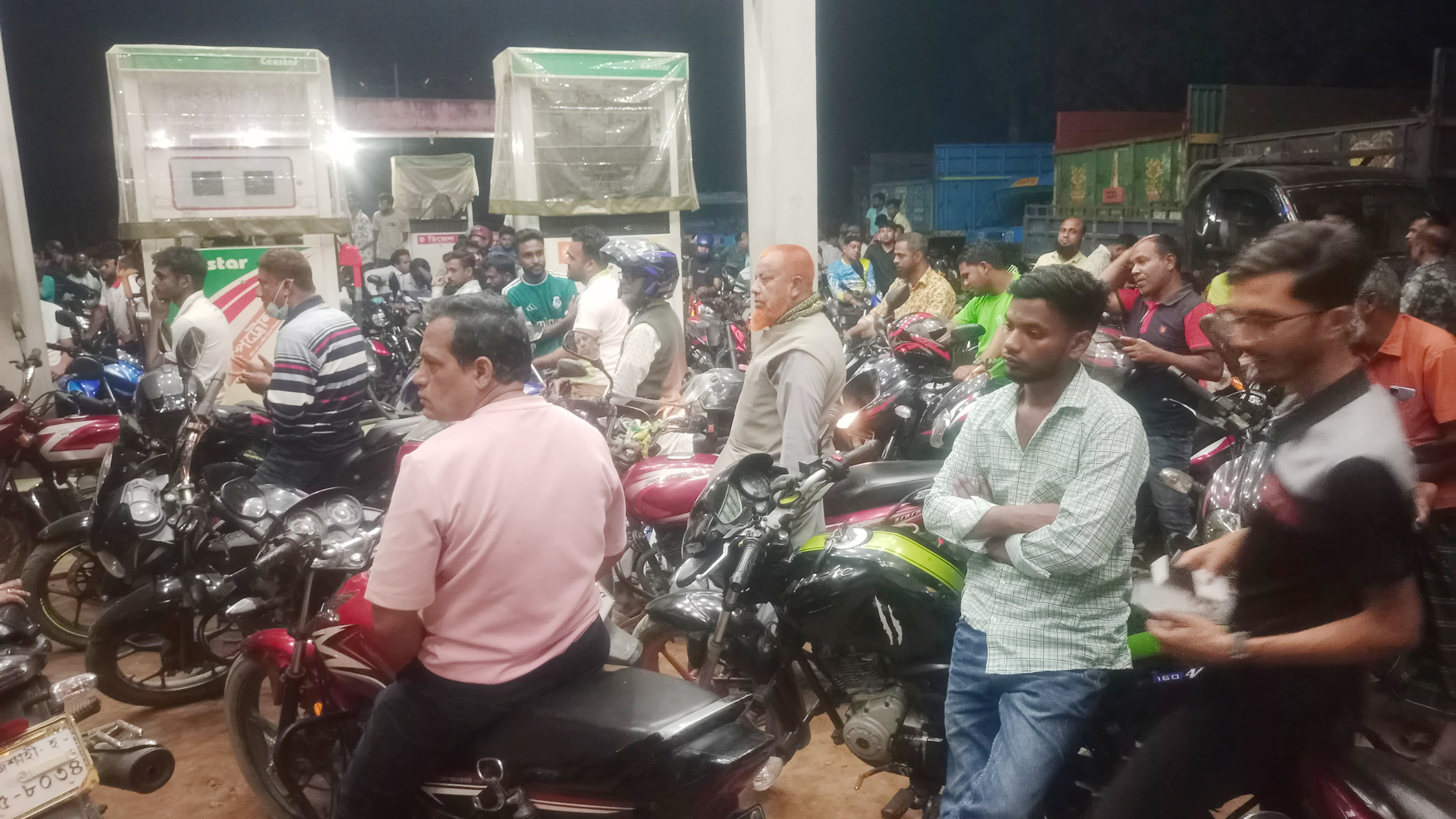 তেল আসার খবরে মুহূর্তেই ৫ শতাধিক মোটরবাইক পাম্পে