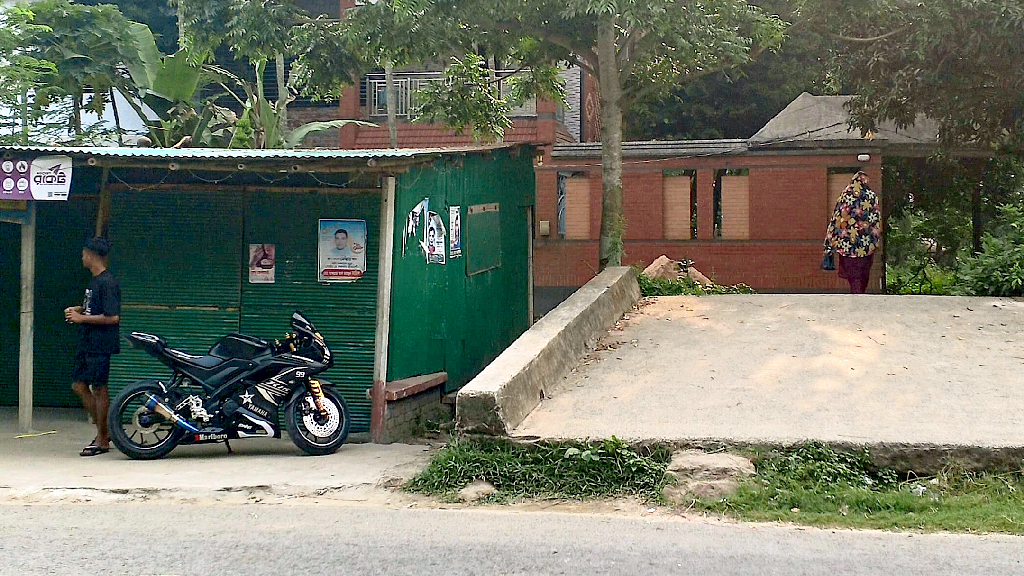 বগুড়ায় রেলওয়ের জায়গা দখল করে দোকান, উচ্ছেদের দাবি