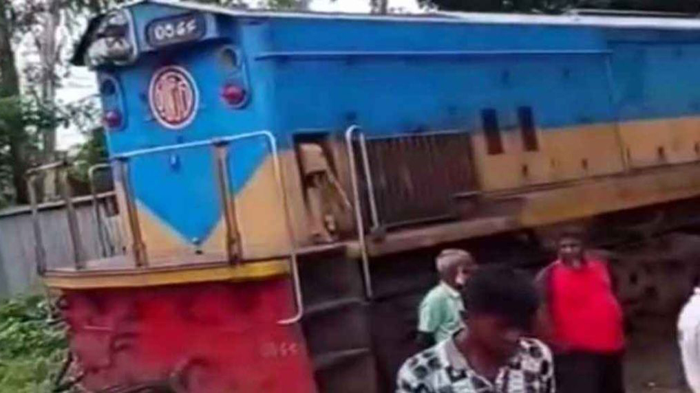 বগুড়ায় একই লাইনে মুখোমুখি দুই ট্রেন, অল্পের জন্য বড় দুর্ঘটনা থেকে রক্ষা
