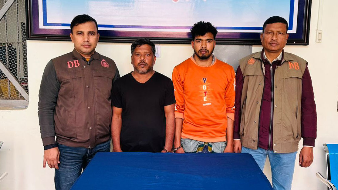 মব সৃষ্টি করে তিন পুলিশকে হেনস্তার অভিযোগ, দুই মুরগি ব্যবসায়ী গ্রেপ্তার