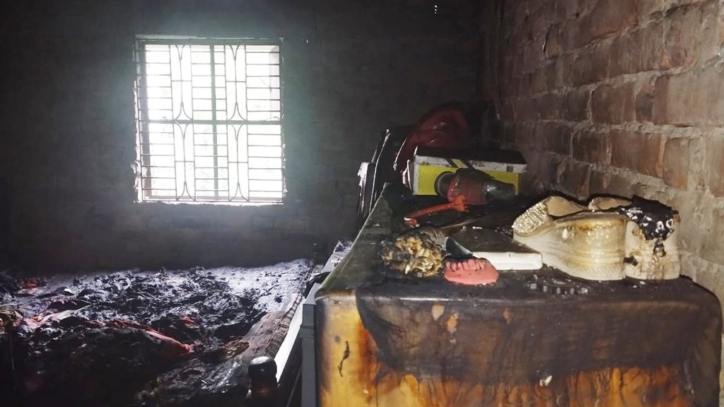 বগুড়ায় রহস্যজনক আগুনে পুড়ে নারীর মৃত্যু, মেয়ে দগ্ধ