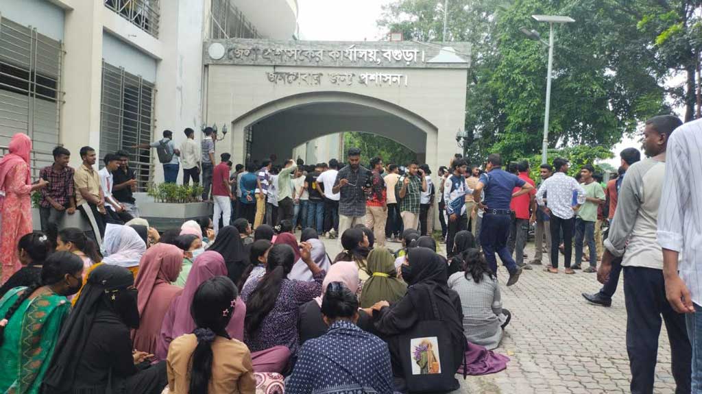 শিক্ষামন্ত্রীর পদত্যাগের দাবি: বগুড়ায় সড়ক অবরোধ, ডিসি কার্যালয়ে অবস্থান