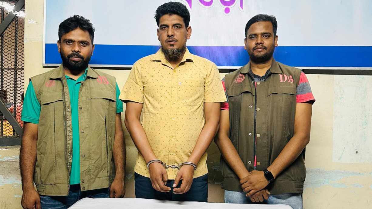 ছাত্র আন্দোলনের মামলার পলাতক আসামি আওয়ামী লীগ নেতা আটক
