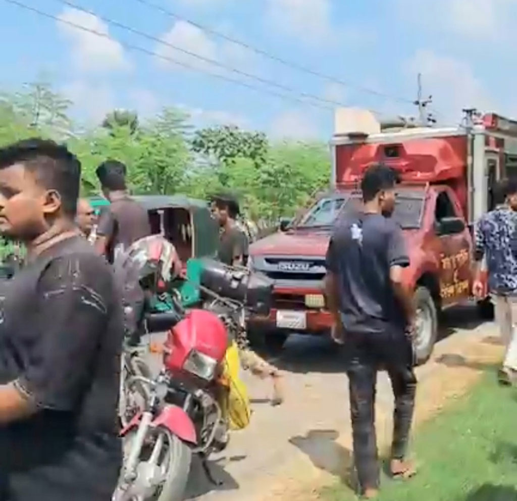 সড়কে প্রাণ গেল মা ও মেয়ের, আহত ৬