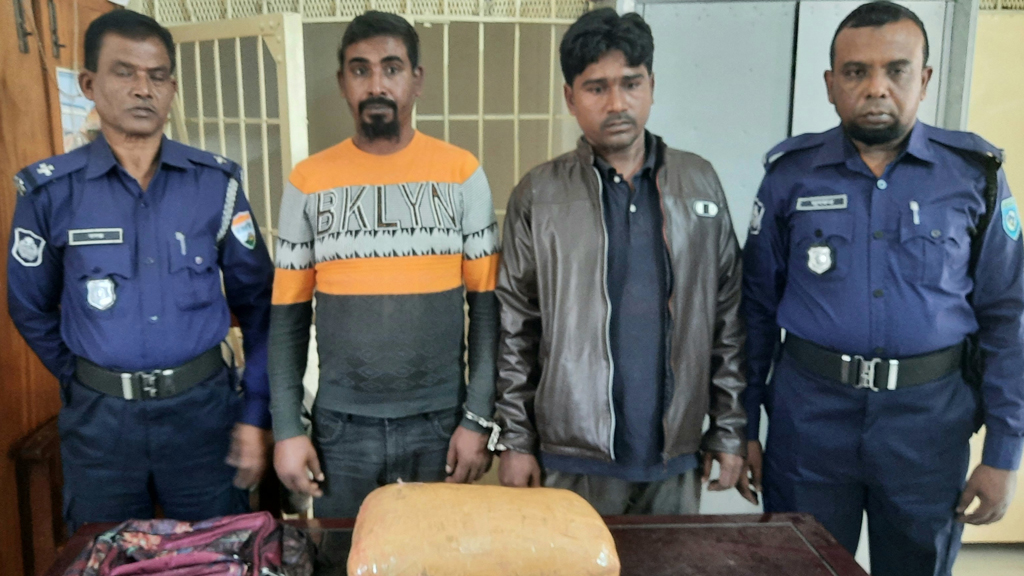 স্কুলব্যাগে ৪ কেজি গাঁজা, দুই কারবারি গ্রেপ্তার