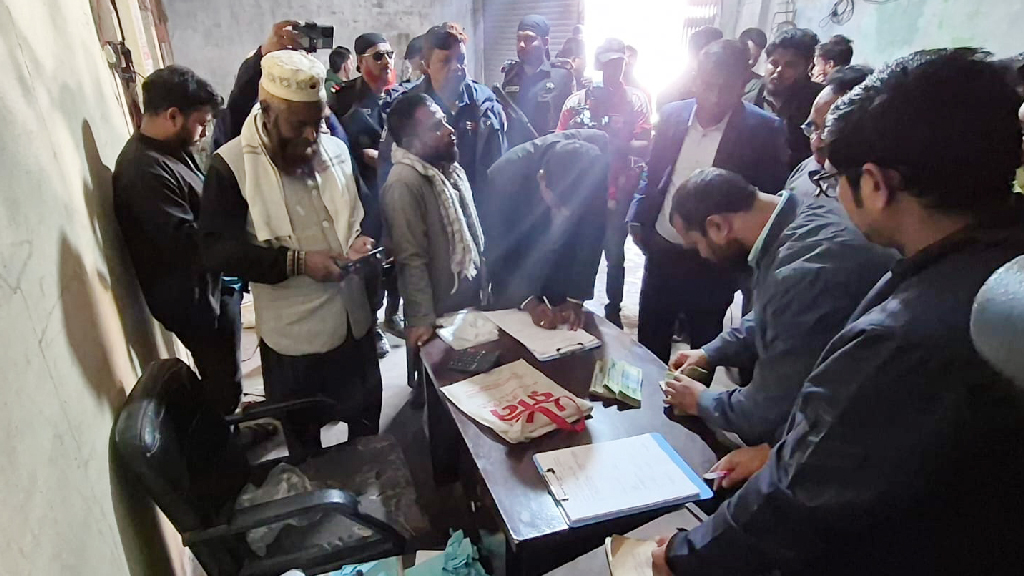 বগুড়ায় ২৬ টন পলিথিন জব্দ, তিনজনের জেল-জরিমানা