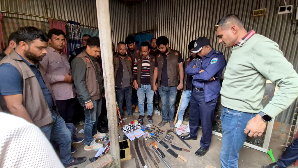 সংঘর্ষ থামাতে গিয়ে অস্ত্র ও ইয়াবা উদ্ধার