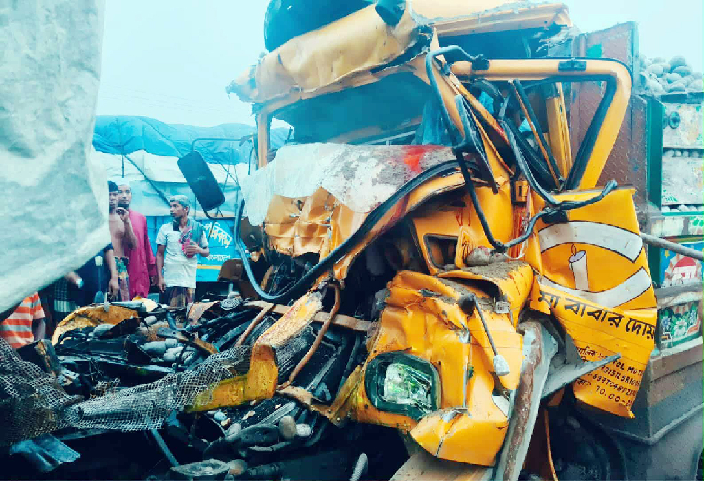 বগুড়ায় দাঁড়িয়ে থাকা ট্রাকে আরেক ট্রাকের ধাক্কা, চালক ও হেলপার নিহত