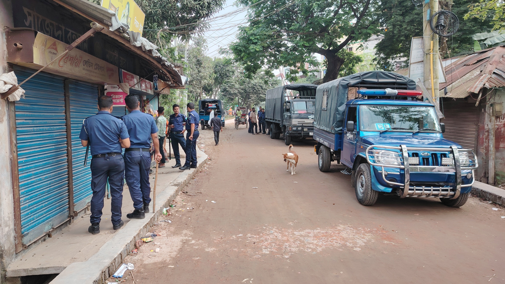 এলাকাবাসীকে একত্র করতে মাইকিং, পাল্টা হামলা ঠেকাল পুলিশ