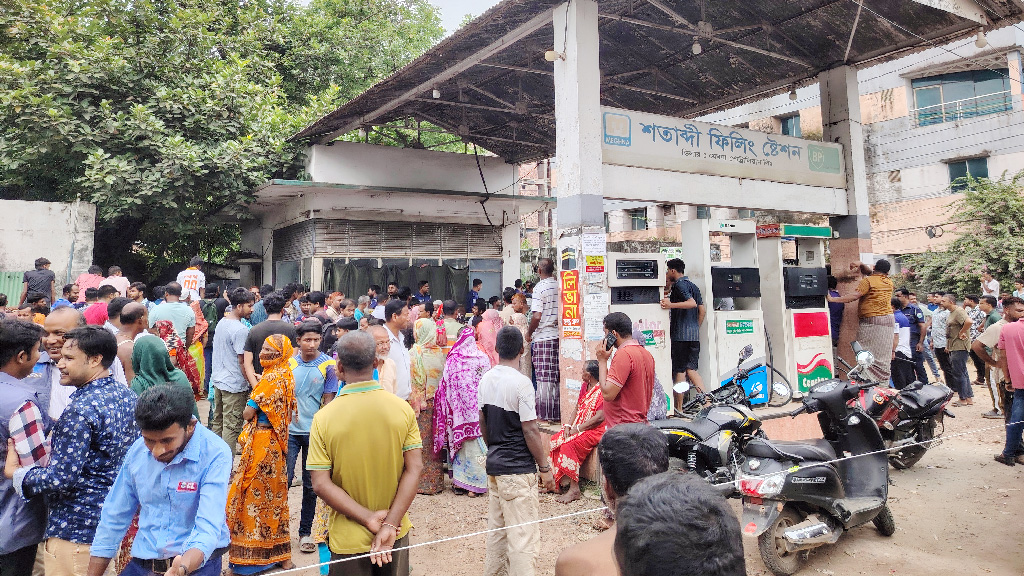 ফিলিং স্টেশনের ক্যাশিয়ারকে গলা কেটে হত্যা, সেলসম্যান পলাতক