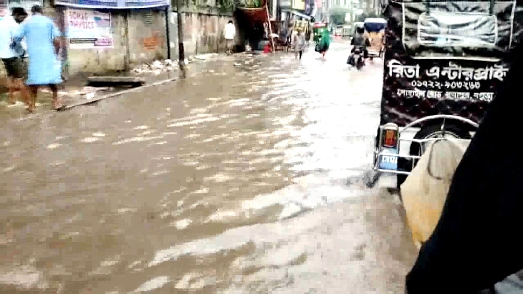 বগুড়ায় ৬২ মিলিমিটার বৃষ্টিতে সড়ক-কলেজ-ক্যাম্পাসে জলাবদ্ধতা, দুর্ভোগে নগরবাসী