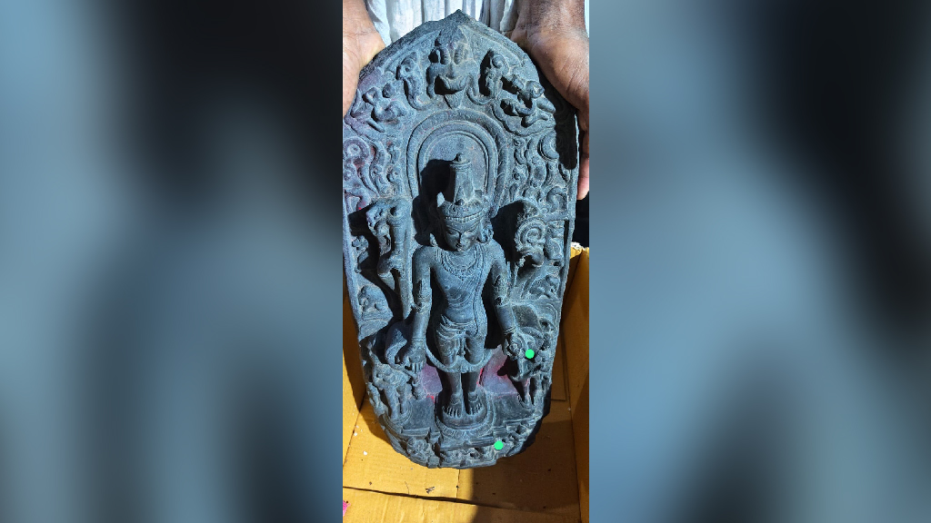 শিবগঞ্জে পরিত্যক্ত অবস্থায় প্রাচীন কালো পাথরের বিষ্ণুমূর্তি উদ্ধার