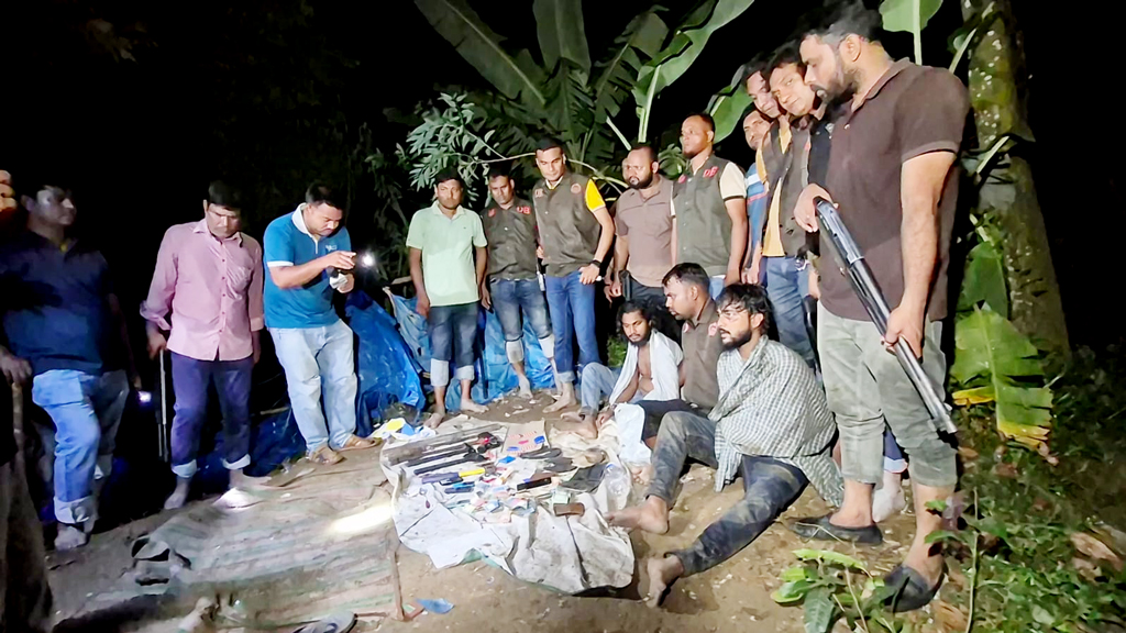 বগুড়ায় জঙ্গলে গোপন আস্তানা, বিদেশি অস্ত্রসহ তিনজন গ্রেপ্তার