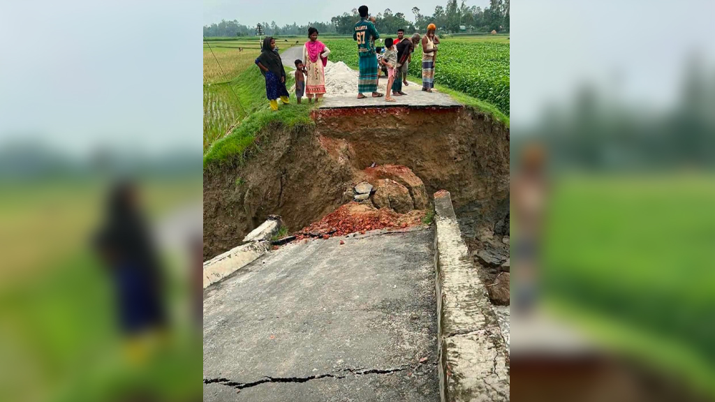 অর্থ বরাদ্দ না পাওয়ায় ভাঙা সেতুর পাশে বাঁশের সেতু নির্মাণ
