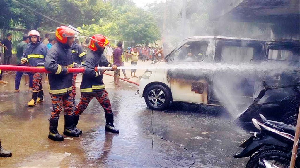 বাগেরহাট হাসপাতালে আগুনে দগ্ধ অ্যাম্বুলেন্সচালক, পুড়ল ৮ মোটরসাইকেল
