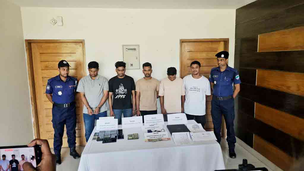 বায়োমেট্রিক জালিয়াতি করে অর্থ হাতিয়ে নেওয়া চক্রের ৯ সদস্য গ্রেপ্তার