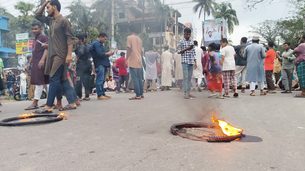 এনসিপির সমাবেশে হামলা: বাগেরহাটে সড়ক অবরোধ ও টায়ার জ্বালিয়ে বিক্ষোভ