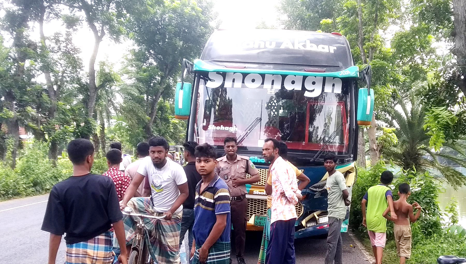 গরু নিয়ে ভ্যানে করে বাড়ি ফিরছিলেন, বাসের ধাক্কায় বাবা নিহত, ছেলেসহ আহত ২