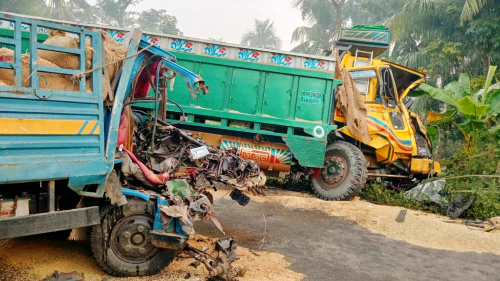 বাগেরহাটে দুই ট্রাকের মুখোমুখি সংঘর্ষে চালক নিহত