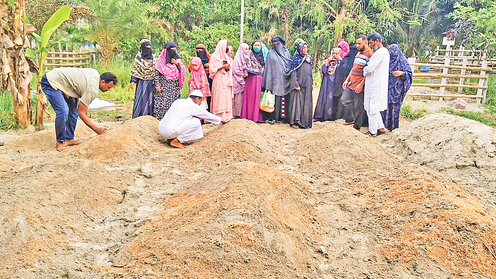 সড়কে ১৪ প্রাণহানি: কবর ছুঁয়ে নিঃশব্দ কান্না