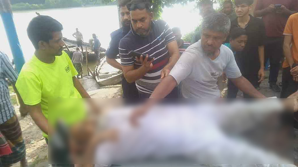 বাগেরহাটে মুনিগঞ্জ সেতুর নিচ থেকে ব্যবসায়ী উদ্ধার, হাসপাতালে মৃত্যু