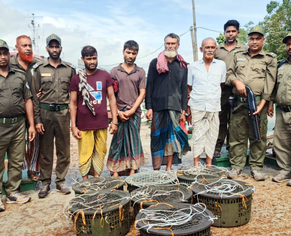 সুন্দরবনে হরিণ শিকারের ফাঁদসহ আটক ৪, জব্দ নৌকা ও আড়াই মণ কাঁকড়া