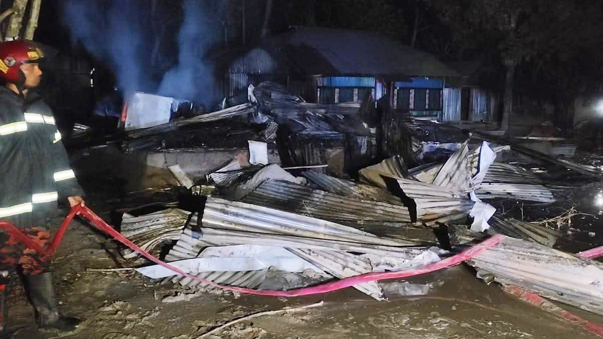 বাগেরহাটে আধিপত্য বিস্তার নিয়ে দুই পক্ষের সংঘর্ষে নিহত ১, বাড়িঘরে অগ্নিসংযোগ