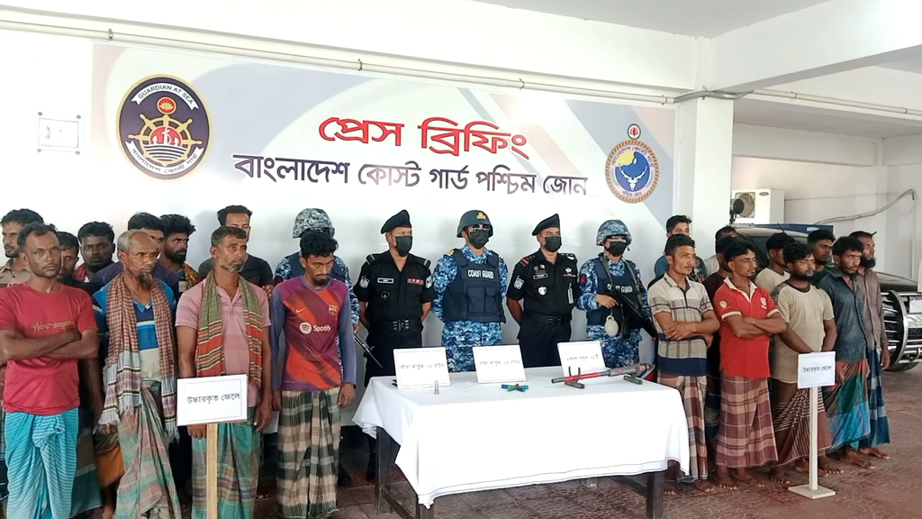 সুন্দরবনে দয়াল বাহিনী ও বড় জাহাঙ্গীর বাহিনীর কাছে জিম্মি ২১ জেলে উদ্ধার