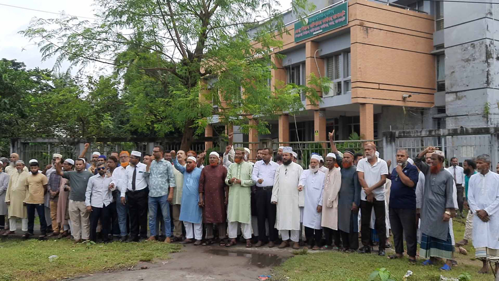 বাগেরহাটে নির্বাচন অফিস ঘেরাও, চলবে বুধবারও