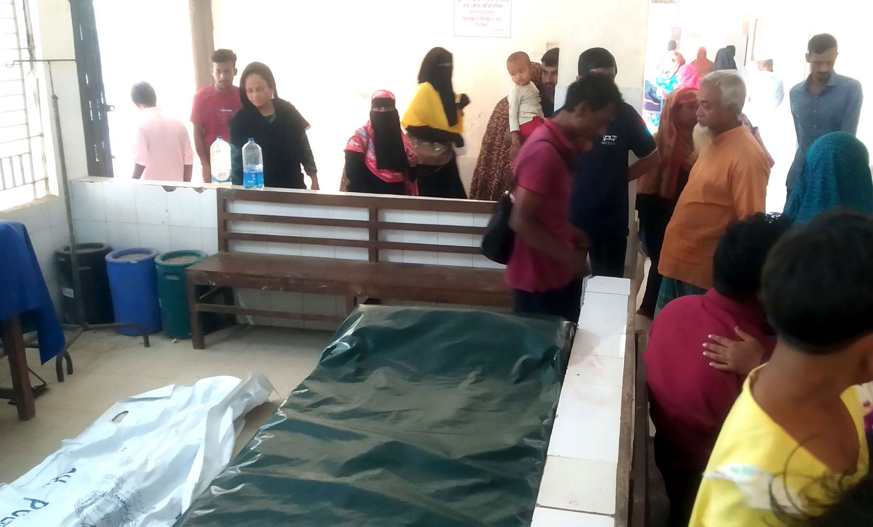 ফকিরহাটে বাসের চাপায় পথচারী শিশু নিহত