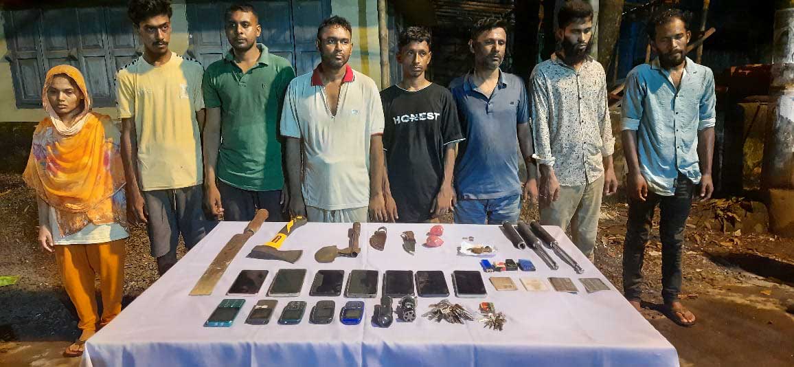 বাগেরহাটে সেনাবাহিনীর অভিযানে অস্ত্র, মাদকসহ আটক ৮