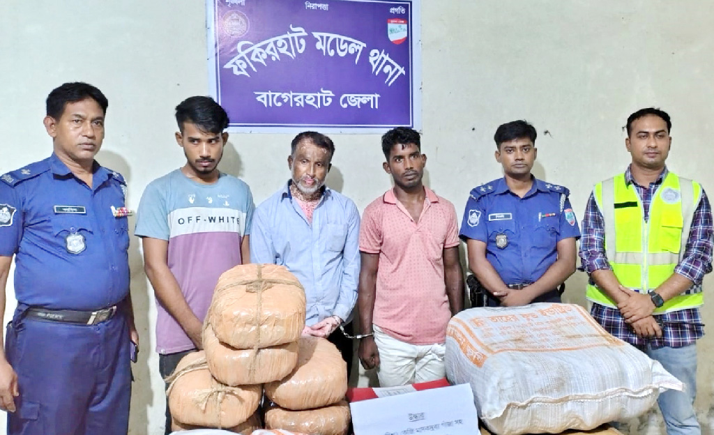 ফকিরহাটে দুই বস্তা গাঁজাসহ তিন মাদক কারবারি আটক