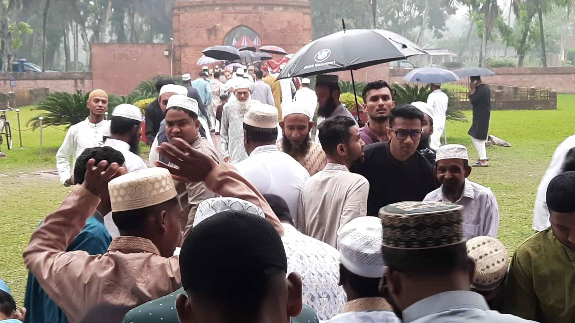 বাগেরহাটে ঐতিহ্যবাহী ষাটগম্বুজ মসজিদে মুসল্লিদের ভিড়