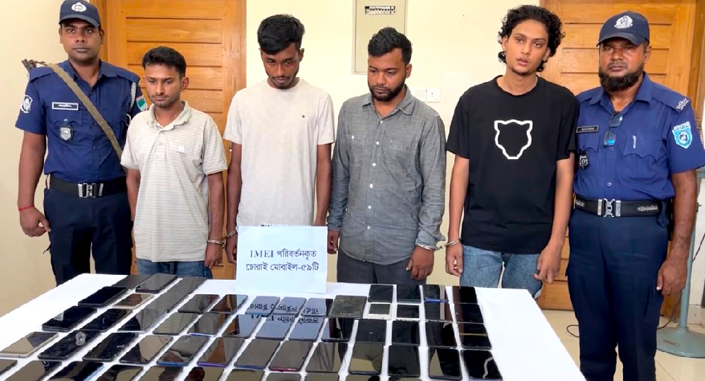 বাগেরহাটে ৫৯ চোরাই মোবাইল উদ্ধার, আটক ৪