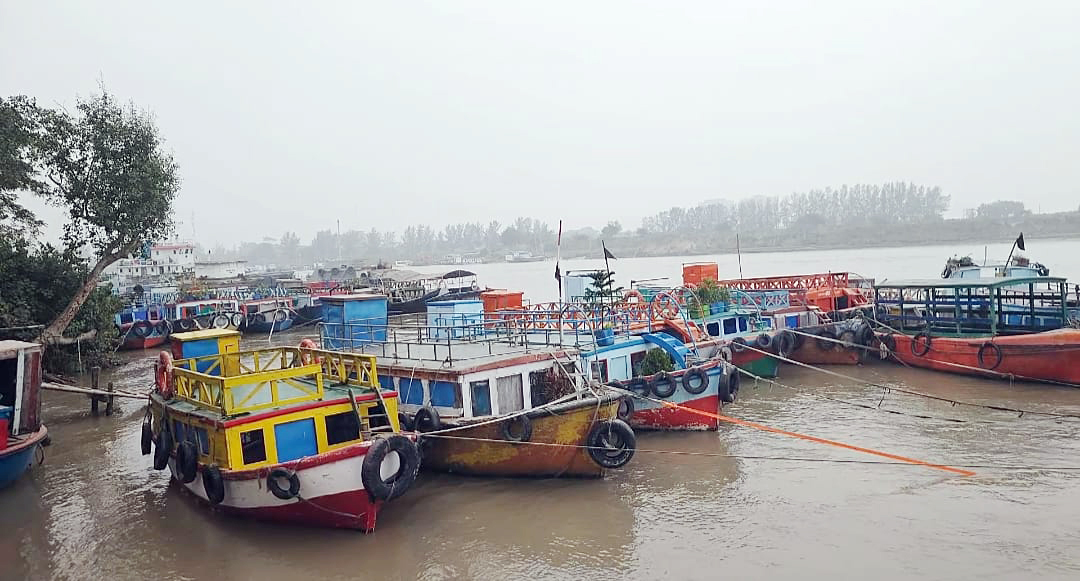 সুন্দরবনে পর্যটকবাহী নৌযান ধর্মঘট, বিপাকে ঘুরতে আসা দর্শনার্থীরা