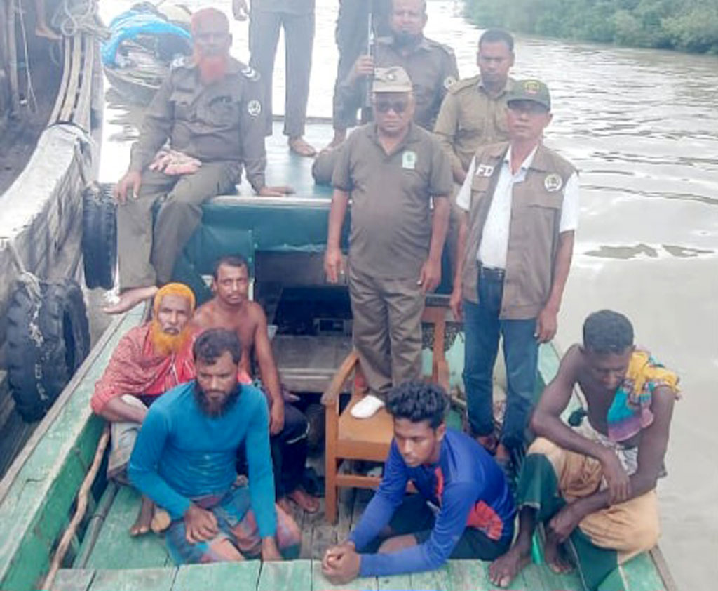 সুন্দরবনে অবৈধভাবে মাছ শিকার, নৌকাসহ ৫ জেলে আটক