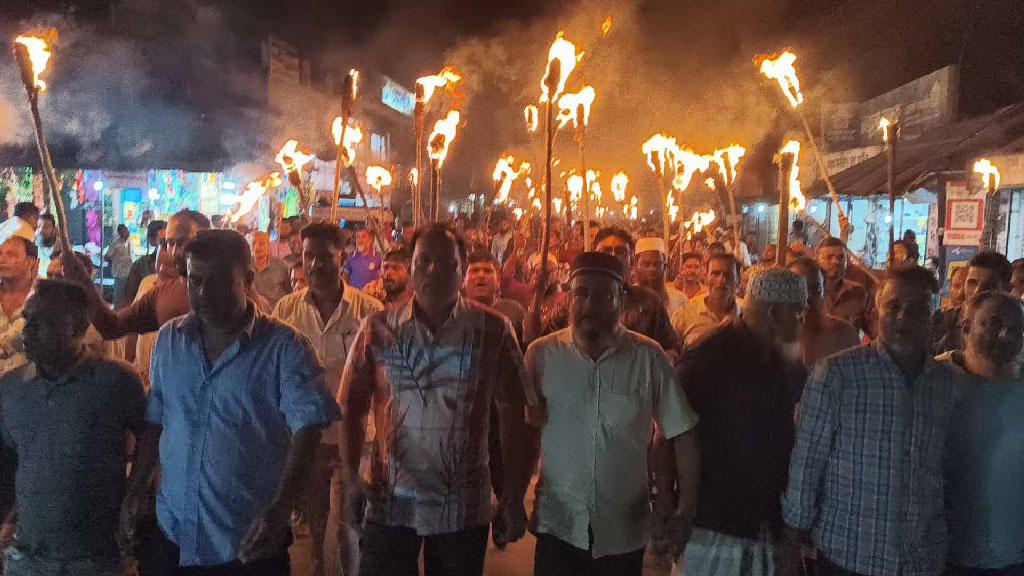 বাগেরহাটে আসন কমানোর প্রস্তাবের প্রতিবাদে কচুয়ায় মশাল মিছিল