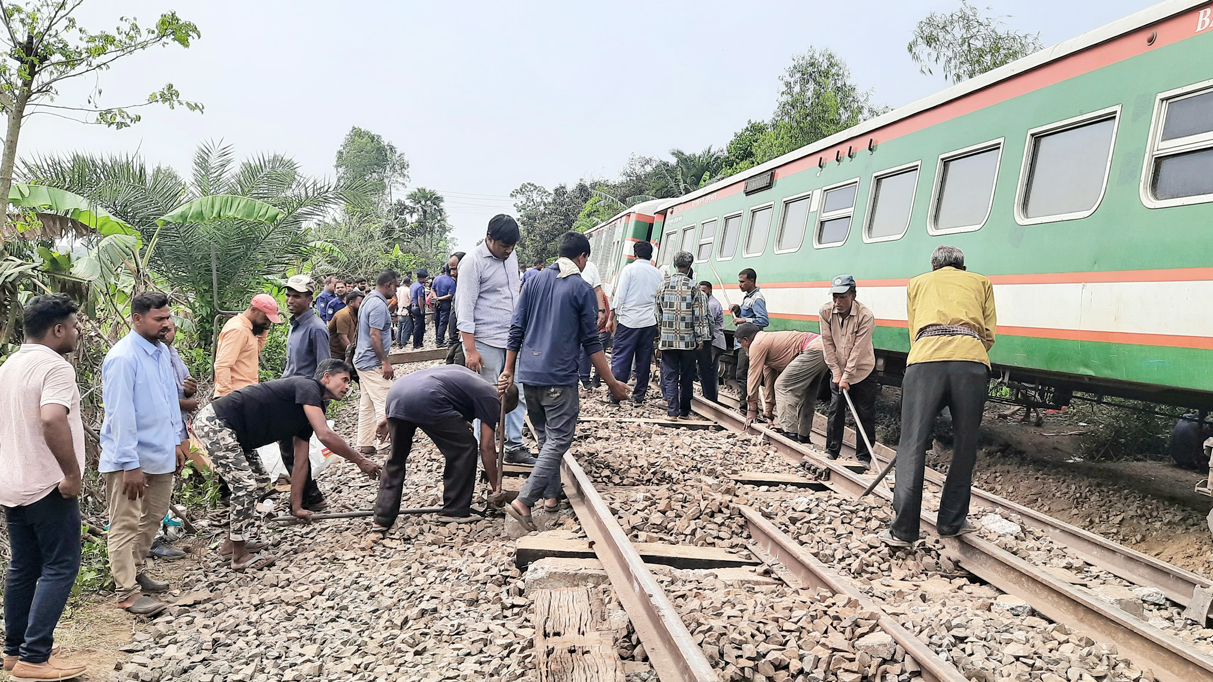 নীলসাগর এক্সপ্রেস দুর্ঘটনা: ২২ ঘণ্টা পর উত্তরবঙ্গের সঙ্গে সারা দেশের ট্রেন চলাচল শুরু