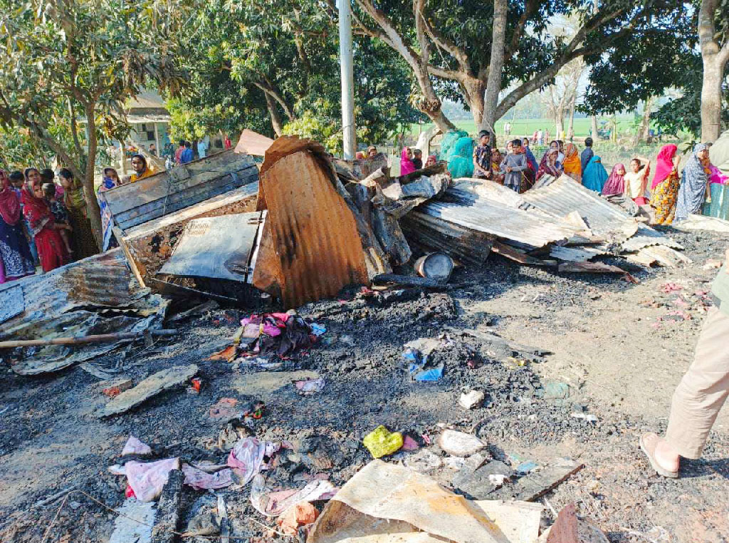 বগুড়ায় আ.লীগ নেতার বাড়িতে আগুন, নাশকতার অভিযোগ