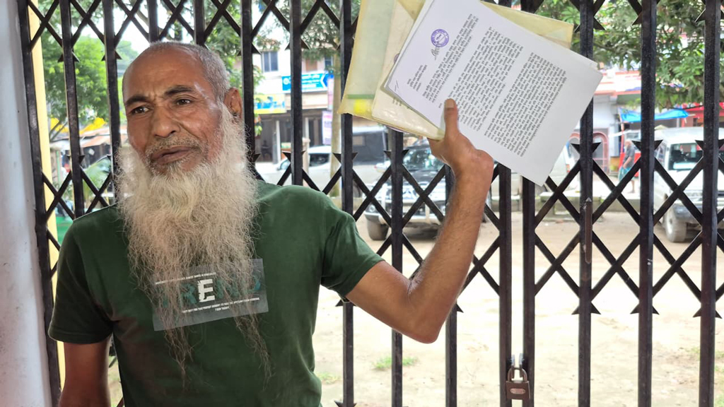গণশুনানিতে দুদক চেয়ারম্যানের প্রতি ক্ষোভ দেখালেন মৎস্যচাষি