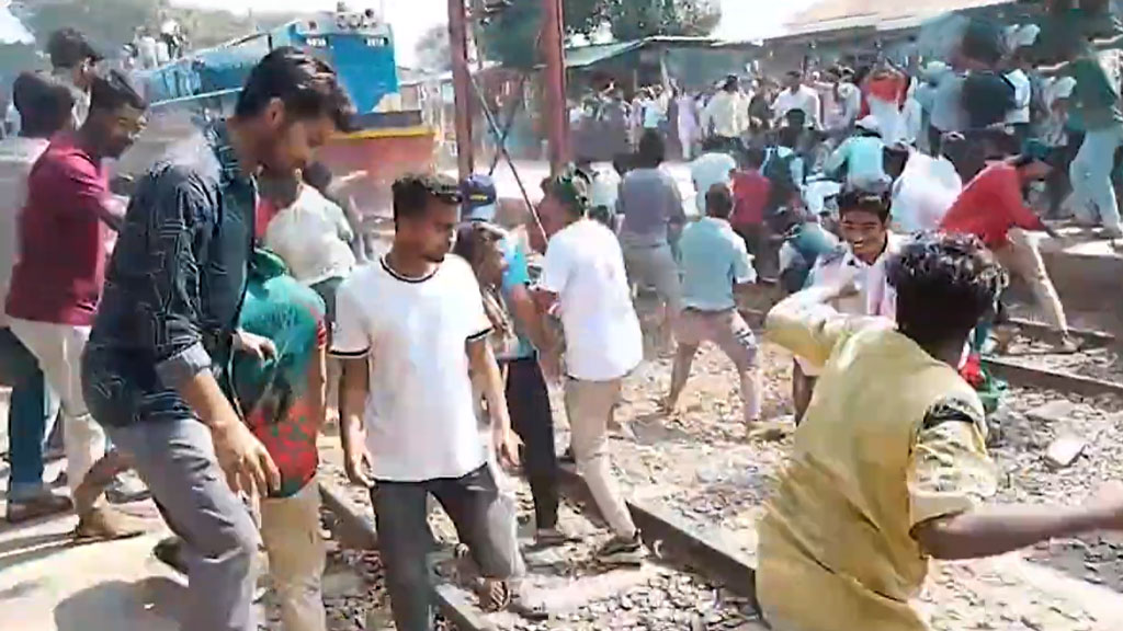 ভৈরবে ট্রেনে হামলা ও ভাঙচুরের ঘটনায় মামলা, তিন কিশোর আটক