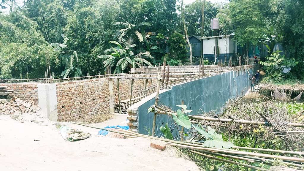 সিংগাইরে সরকারি খাল দখল করে ভবন নির্মাণের অভিযোগ