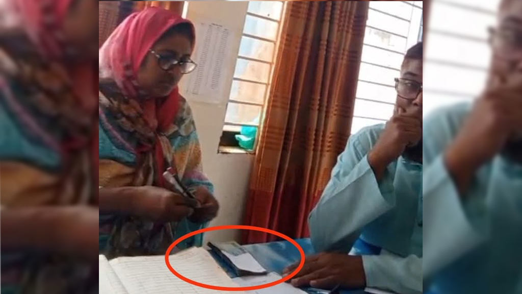 ঘুষের টাকা গুনছেন ভূমি অফিসের কর্মচারী, ভিডিও ভাইরাল