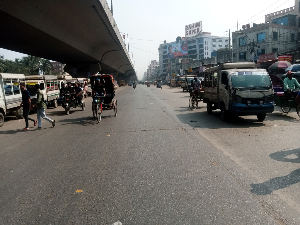 ফাঁকা ঢাকায় ভাড়া বেশি, ভোগান্তিতে যাত্রীরা